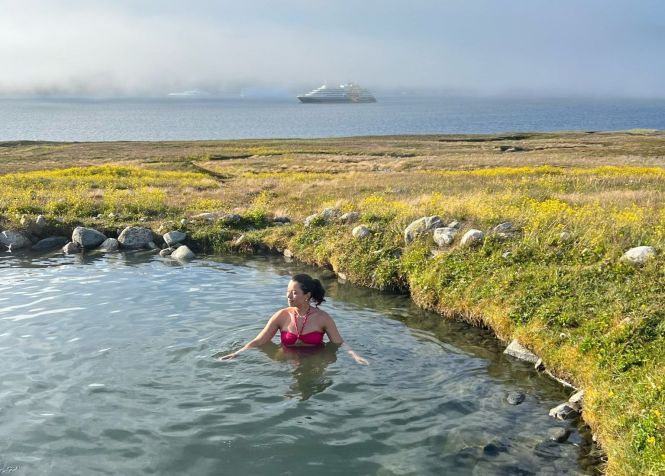 Piscina de água termal é formada por nascentes de águas quentes provenientes da fricção de rochas / CNN Viagem & Gastronomia
