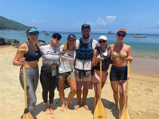 Deborah Teixeira e amigos que fez viajando pelo Brasil graças à Canoa Havaiana / Arquivo pessoal