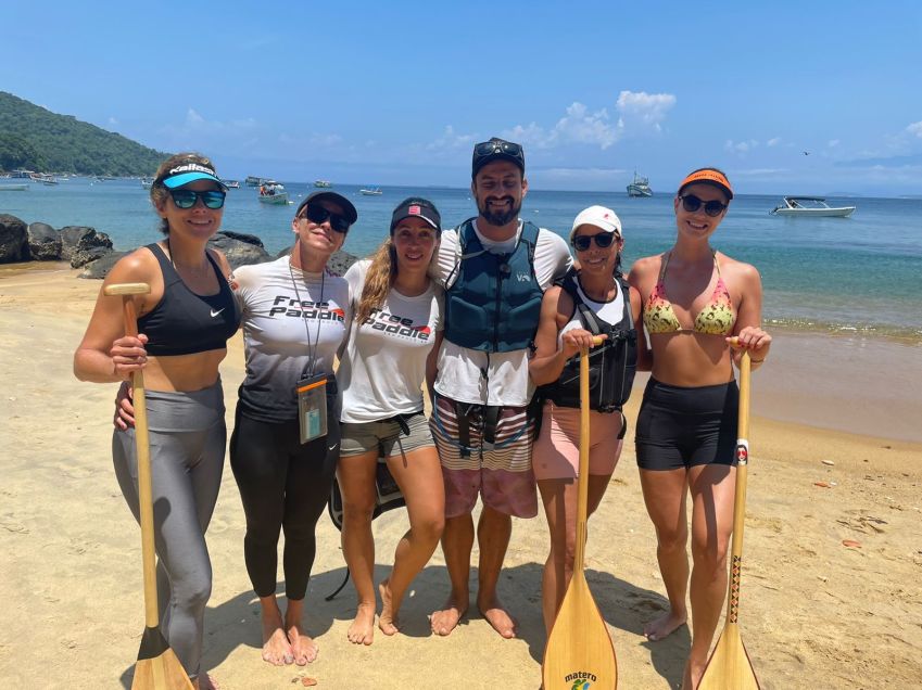 Deborah Teixeira e amigos que fez viajando pelo Brasil graças à Canoa Havaiana / Arquivo pessoal