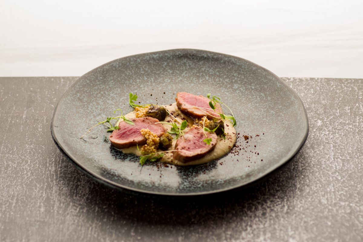 Cordeiro tonnato / Enrique Peron