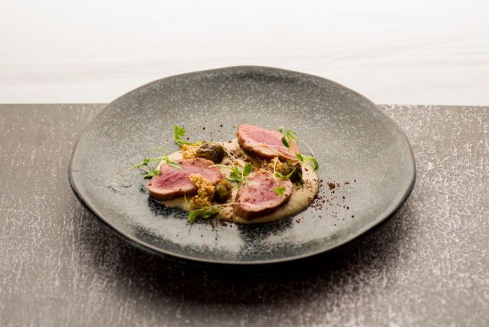 Cordeiro tonnato / Enrique Peron