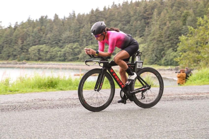 Média Luciana Haddad pedalando no Alasca, onde completou seu décimo quarto Iroman / Arquivo pessoal