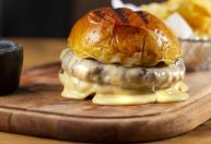 Incêndio, a nova e descontraída casa do premiado chef e açougueiro Renzo Garibaldi em São Paulo