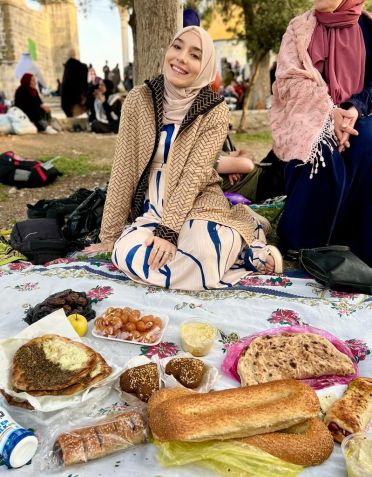 Mariam em uma das quebras do jejum durante o Ramadã em Jerusalém / Arquivo pessoal