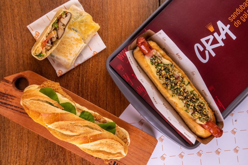 Além de sanduíches de galeto, hot dogs, wraps, saladas e acompanhamentos poderão ser encontrados no cardápio / Tomas Rangel