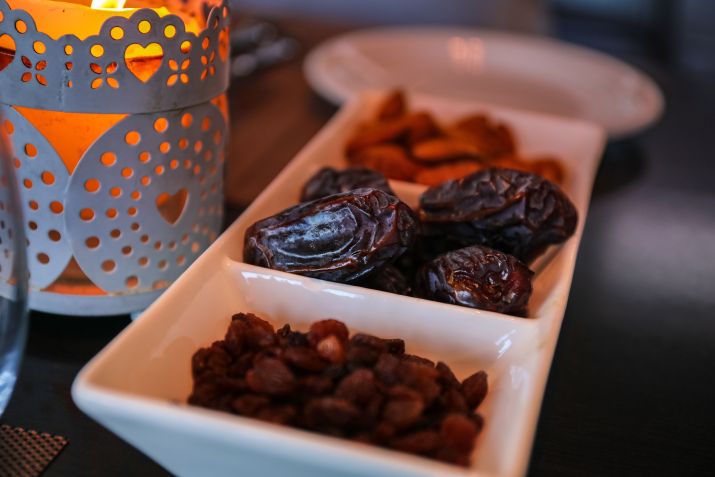 As diferentes regiões do mundo comemoram o fim do jejum diário com diversos tipos de alimento, mas a tâmara é unanimidade em todas as casas / Pexels