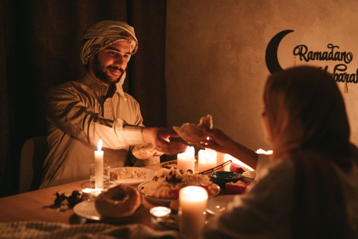 Apesar do jejum ganhar destaque no Ramadã, muita gente não sabe que o período é marcado por grandes confraternizações entre os mulçumanos durante todo o mês / Pexels