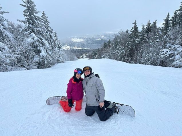 Renata e Fernando em Stowe, Vermont, nos Estados Unidos. Há anos o casal aproveita a temporada de inverno para praticar esportes na neve / Arquivo pessoal