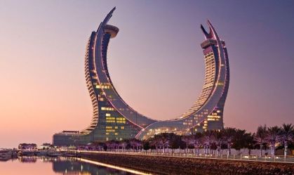 Veja como é por dentro do hotel em forma de duas espadas gigantescas do Catar