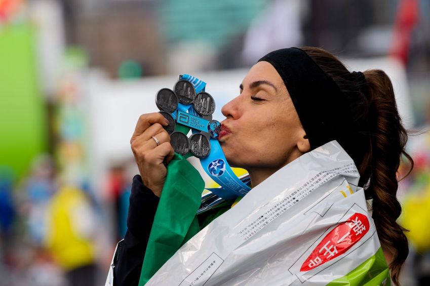 Valéria Melo ganhou uma medalha especial após completar as principais maratonas do mundo em Boston, Berlim, Chicago, Nova York, Tokyo e Londres / Arquivo pessoal