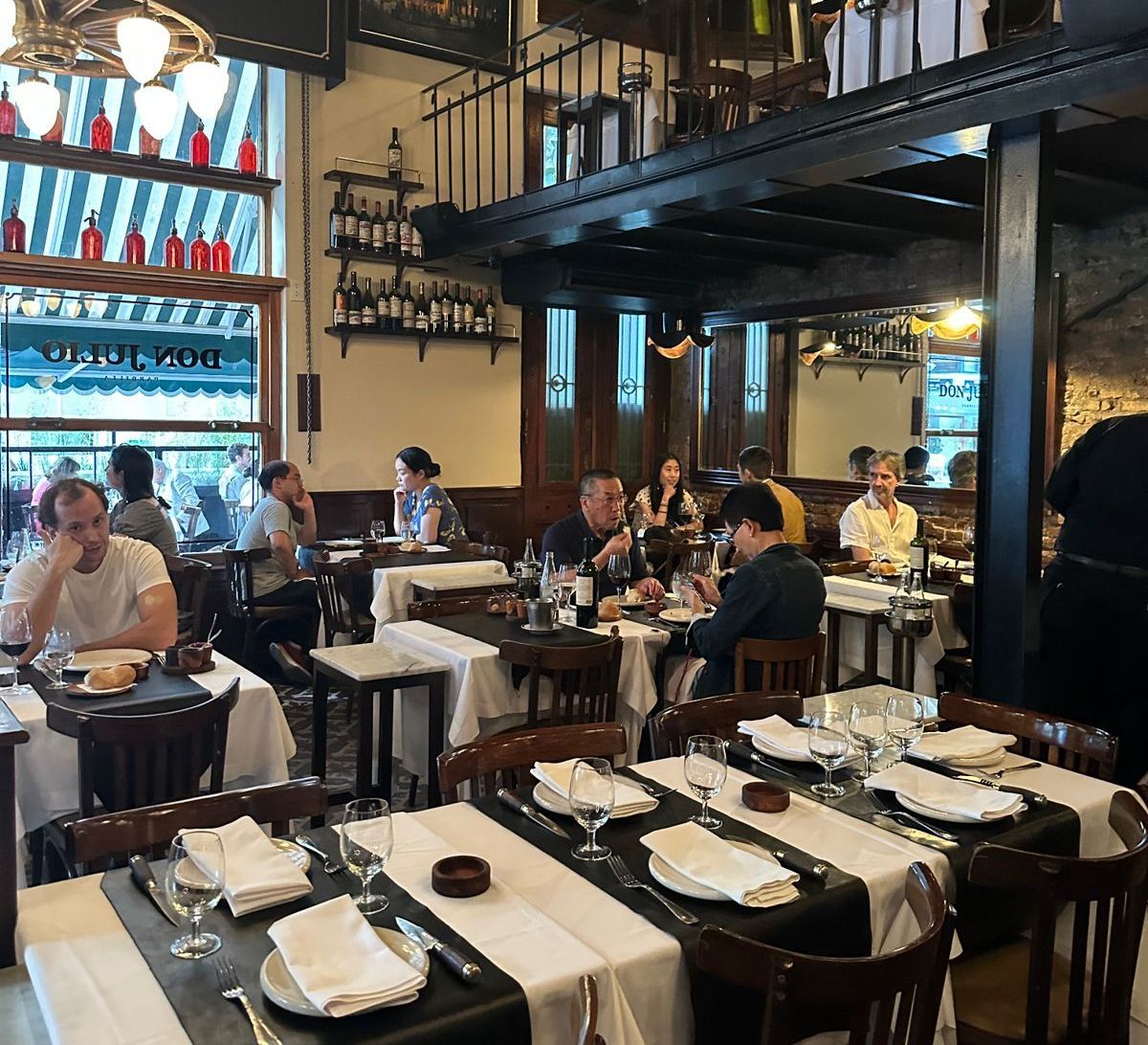 Ambiente interno do Don Julio, eleito melhor restaurantes de carne do mundo / Tina Bini