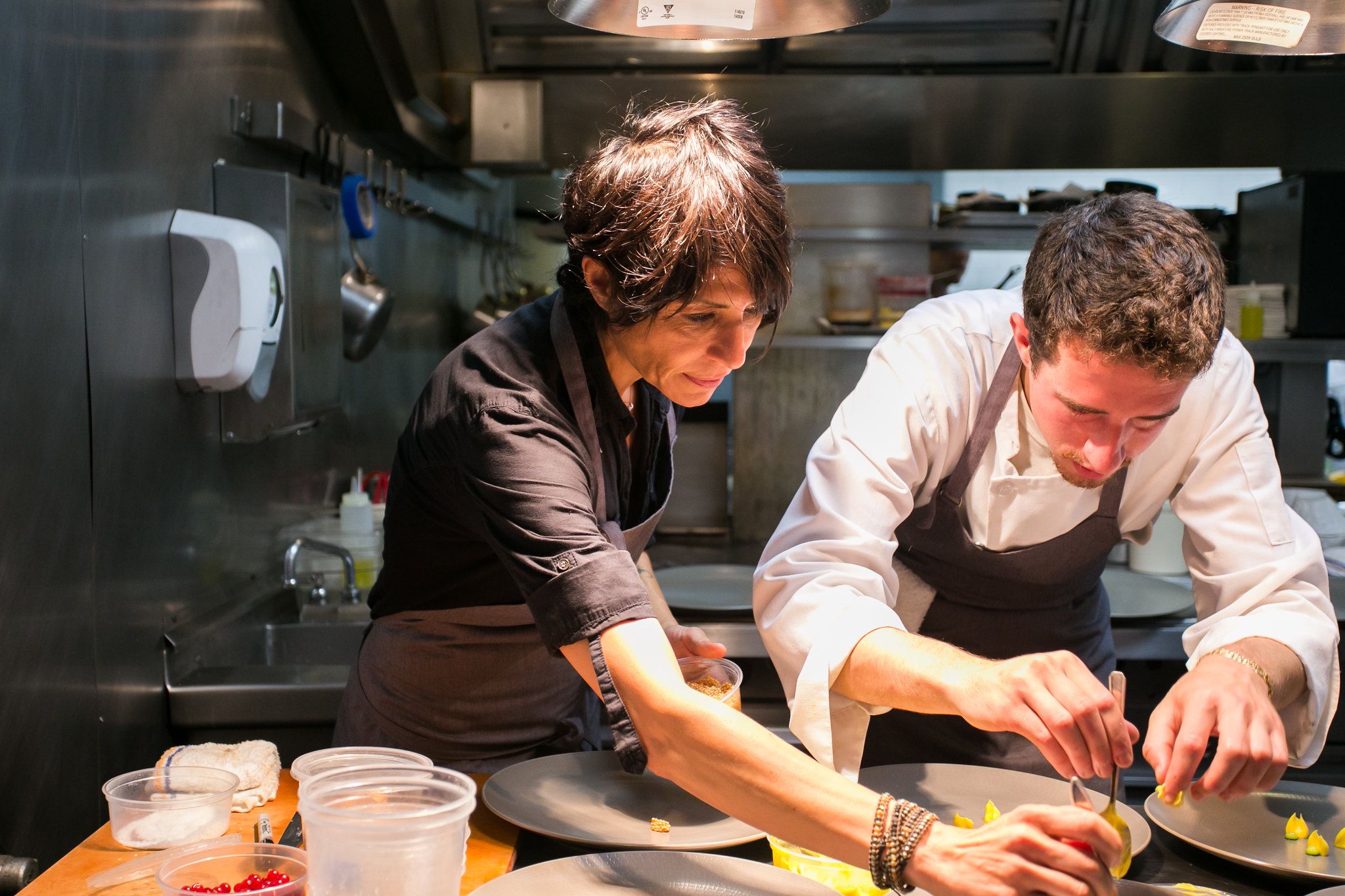 Dominique Crenn na cozinha de seu Atelier Crenn em 2013 / City Foodsters/Flickr