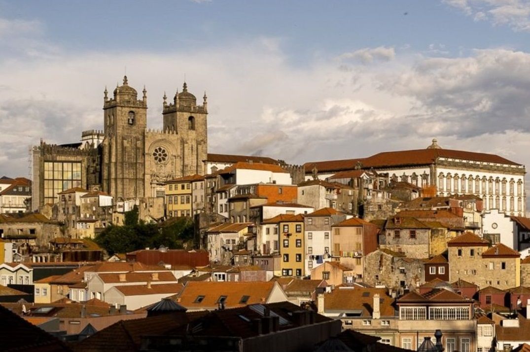Na foto está o Porto, a segunda maior cidade do país e situada às margens do Rio Douro. / Reprodução/Instagram