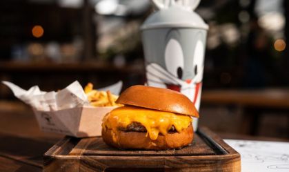 Fazenda Churrascada lança combos e experiências do mundo Looney Tunes para crianças