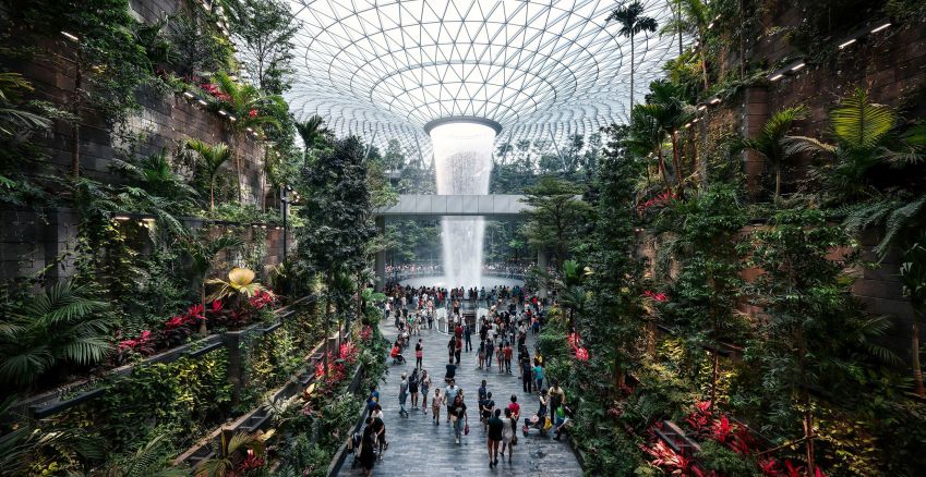 Aeroporto Changi, em Singapura, tem cachoeira de 40 metros / happycreator - stock.adobe.com