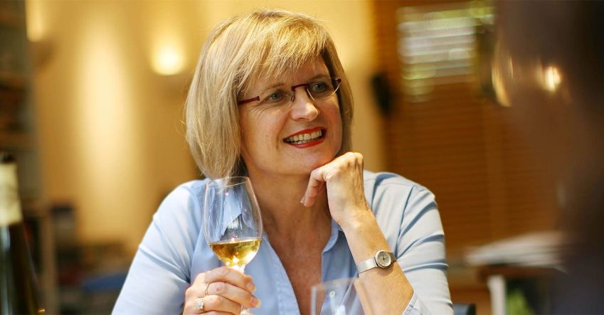 Jancis Robinson é crítica de vinhos, escritora e conselheira da família real britânica / Divulgação