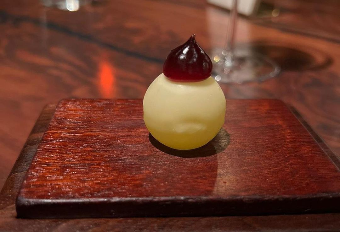 Kir Breton de Dominique: tradicional coquetel é reimaginado em cápsula de cacau e marmelada de licor de cassis / Reprodução/Instagram