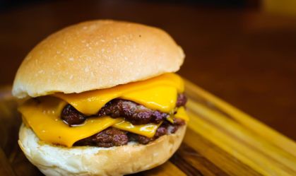 Osso Smash, o hambúrguer do premiado chef Renzo Garibaldi, agora tem delivery em SP