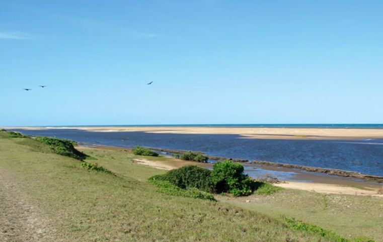 / Praias de nudismo: Barra Seca, Linhares/ES - Imagem: Portal Brasil Naturista/Divulgação