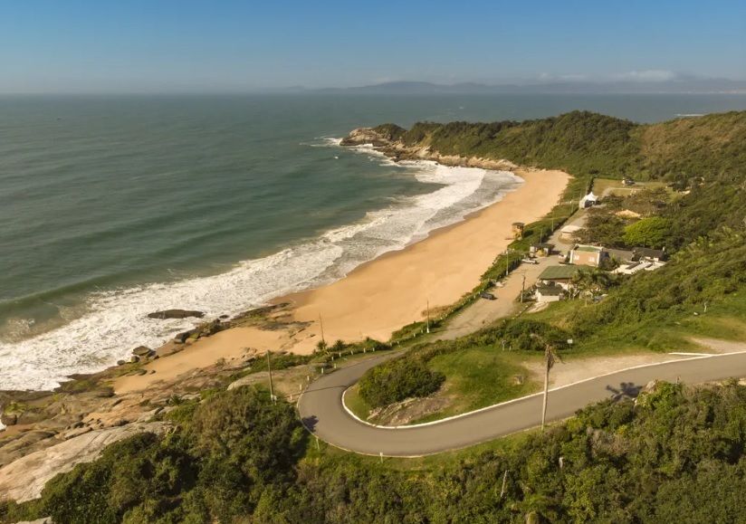 / Praia de nudismo Pinho, Balneário Camboriú/SC - Imagem: PMBC/Divulgação
