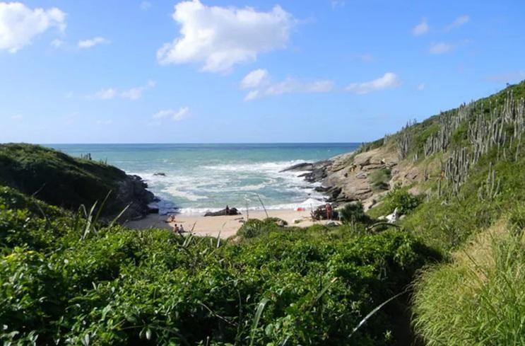 / Praias de nudismo no Brasil: Olho de Boi, Búzios/RJ - Imagem: Portal Brasil Naturista/Divulgação