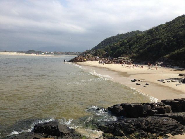 / Praia de nudismo no Brasil: Pedras Altas, Palhoça/SC - Imagem: Tripadvisor/Reprodução