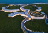 Rede de luxo St. Regis abre hotel suspenso sobre o mangue na Riviera Maya
