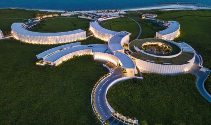 Rede de luxo St. Regis abre hotel suspenso sobre o mangue na Riviera Maya