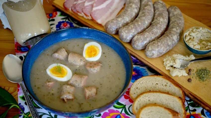 O saboroso prato polonês żurek, ou sopa de centeio azedo, costuma ser servido com linguiça e ovo cozido, junto com raiz-forte para dar um toque picante / Anna Hurning do Polish Your Kitchen