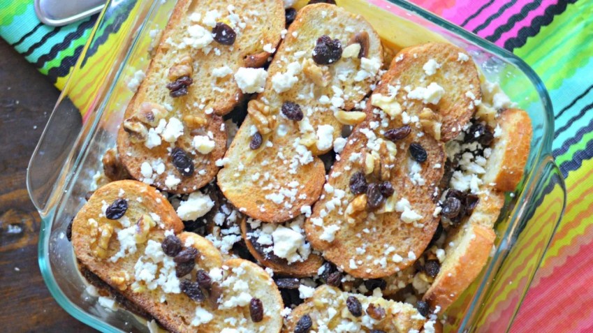A capirotada de Charbel Barker tem leite evaporado e leite condensado adoçado, acréscimos à receita de sua abuelita / Charbel Barker do My Latina Table