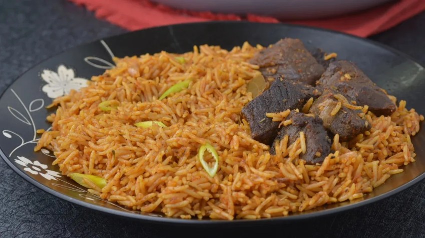 O que diferencia o arroz jollof nigeriano de Lola Osinkolu é a etapa adicional de assar os pimentões, tomates, cebola e alho / Chef Lolas Kitchen