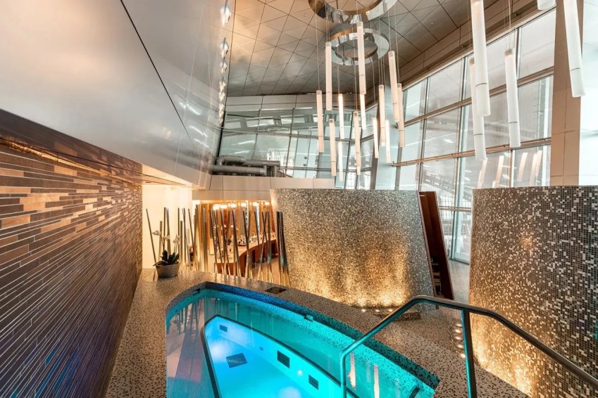 Além da piscina, há também espaços para hidromassagem / Amer Sweidan