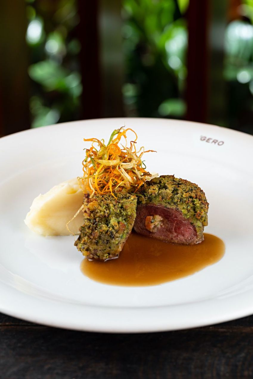 Agnello in crosta di erbe con ripieno tartufato e purè di patate / Rodrigo Azevedo