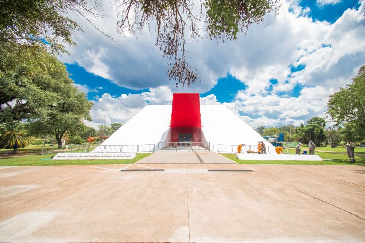 Projetado pelo arquiteto Oscar Niemeyer, Auditório do Ibirapuera tem capacidade para 16 mil pessoas do lado externo / Divulgação