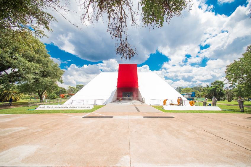 Projetado pelo arquiteto Oscar Niemeyer, Auditório do Ibirapuera tem capacidade para 16 mil pessoas do lado externo / Divulgação