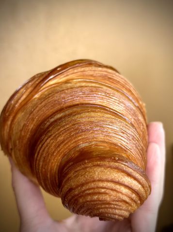 O croissant do Levena merece destaque. Pode ser pedido para consumir no local, com manteiga ou geleia, ou para levar para casa / Tina Bini