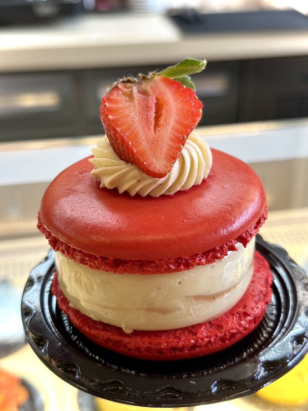 A vitrine de doces do chef Diego Lozano é uma perdição. Aqui, o MAC, um macaron com geleia de morango e mousse de baunilha (R$ 26) / Tina Bini