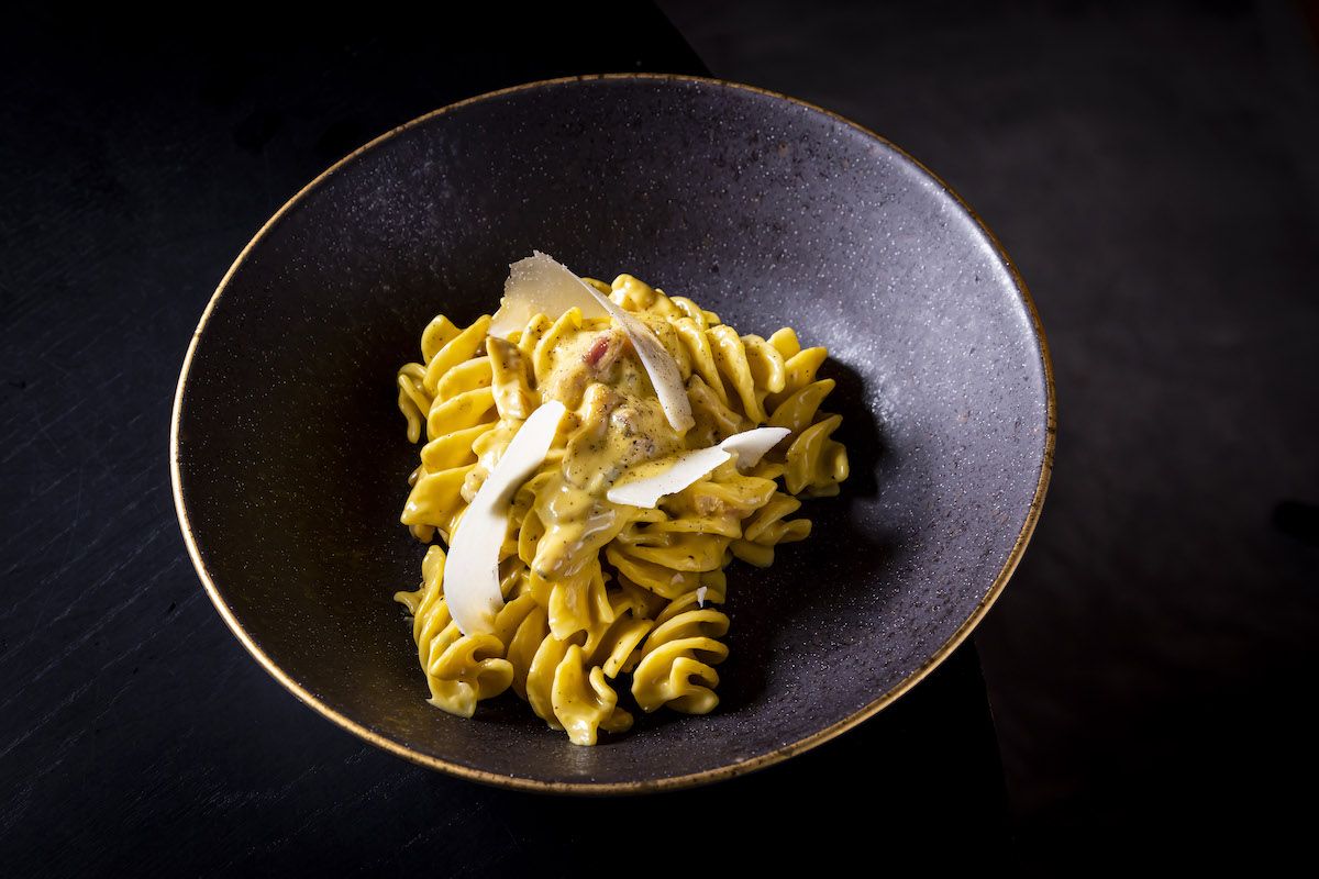 Chef André Mifano usa o fusilloni na receita da carbonara / Mário Rodrigues