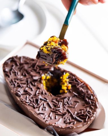 Ovo de colher da HT recheado com bolo de cenoura e camadas de brigadeiro. Sem glúten, lactose e açúcar / Reprodução Facebook