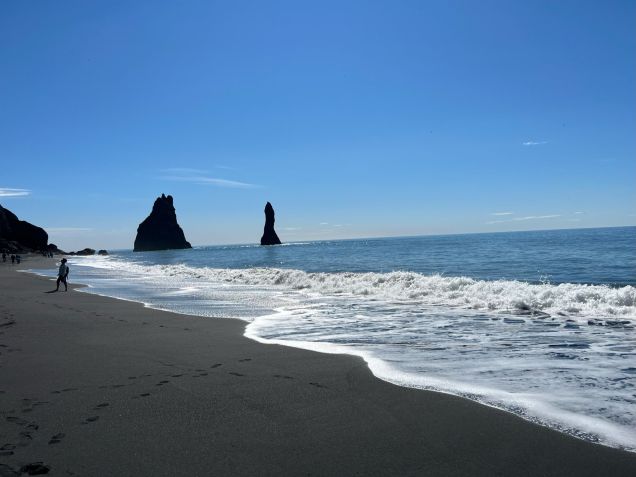 Reynisfjara é praia de areia de preta na Islândia  / CNN Viagem & Gastronomia