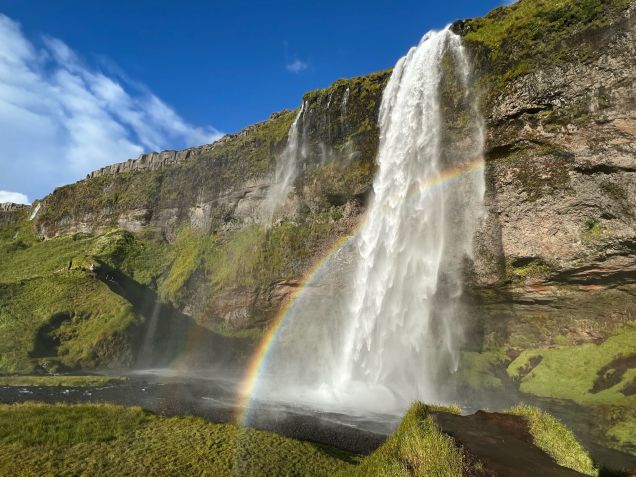 Seljalandsfoss: é possível andar entre a cachoeira e o paredão rochoso / CNN Viagem & Gastronomia