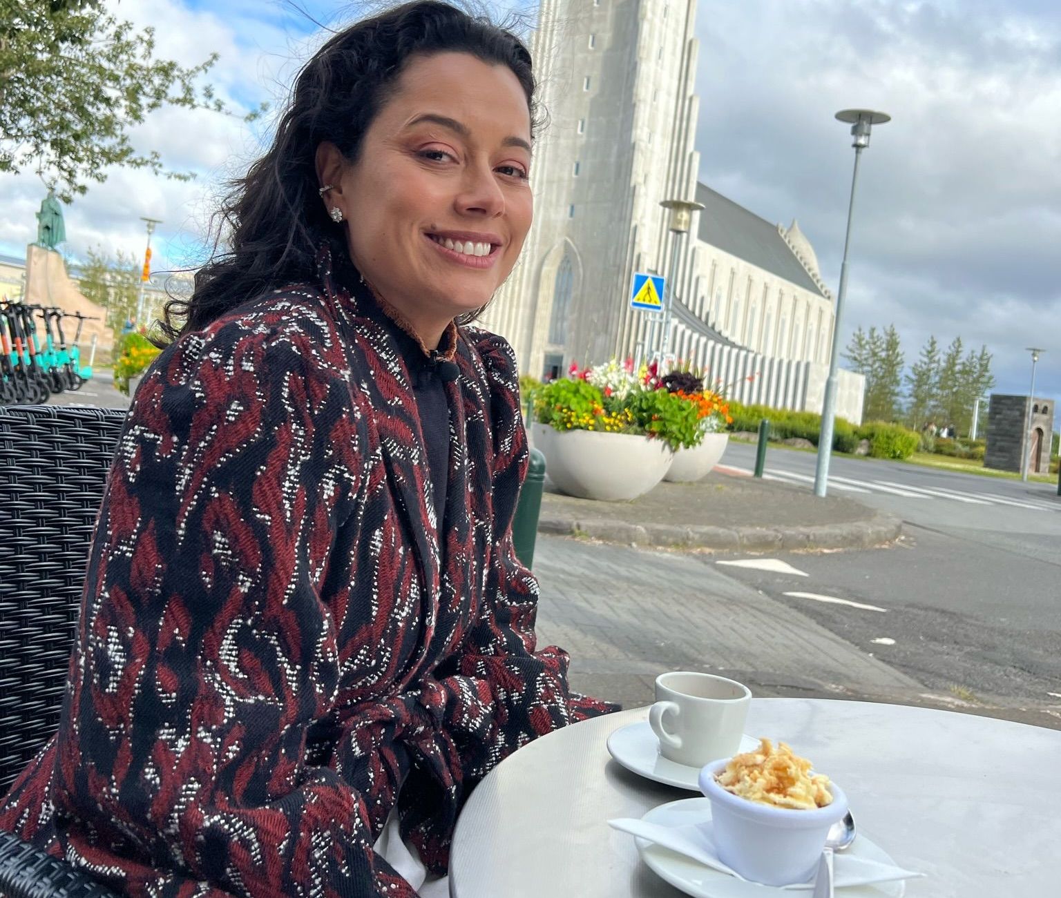 Daniela Filomeno no Café Loki com a icônica catedral da Islândia ao fundo / CNN Viagem & Gastronomia