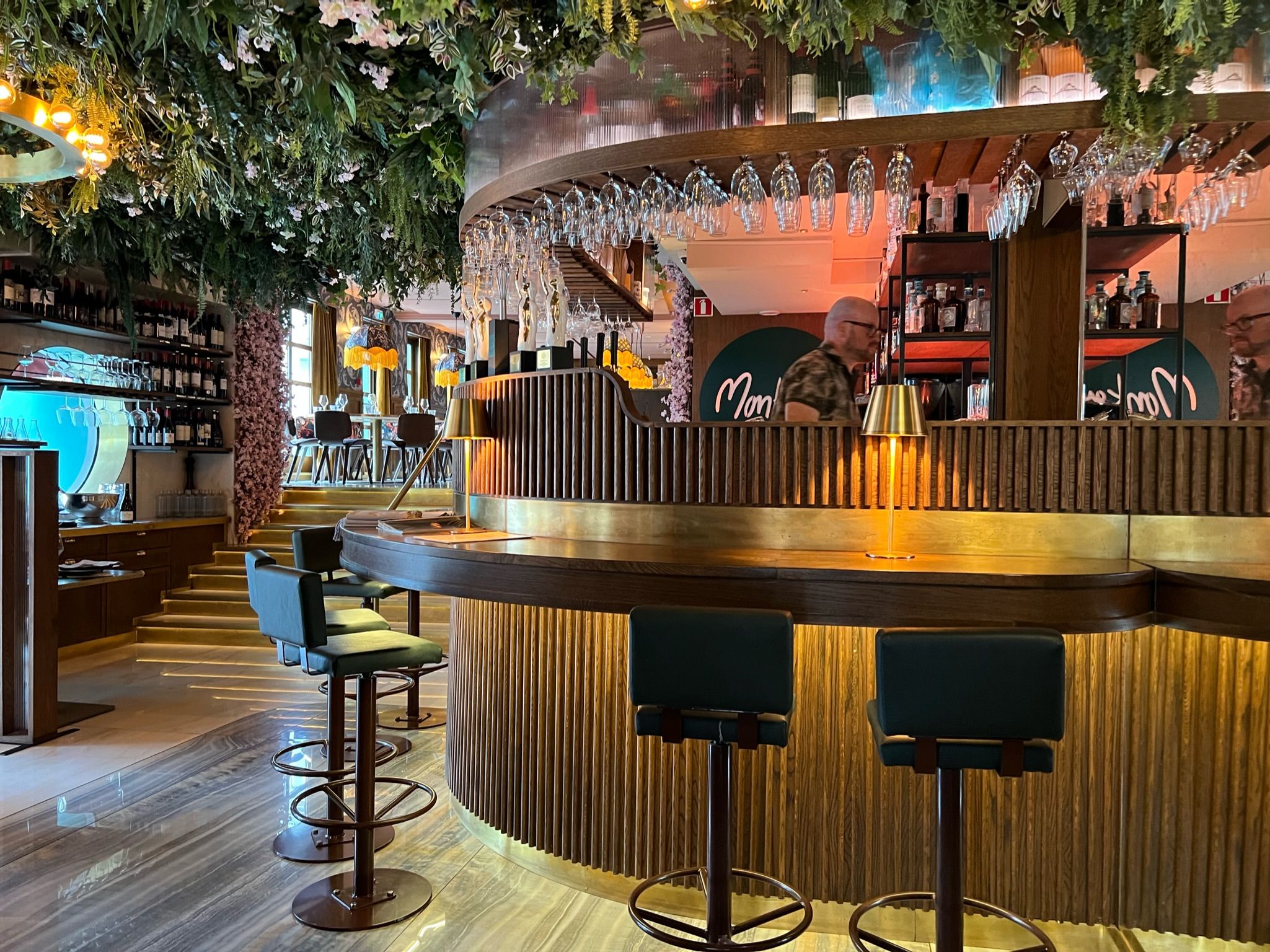 Monkeys serve cozinha nikkei em ambiente descolado com bar de drinques e vinhos / CNN Viagem & Gastronomia