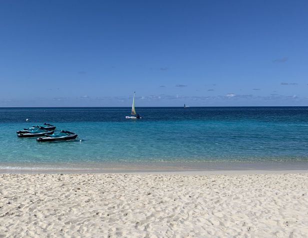 Seven Mile Beach tem águas límpidas e concentra hotéis em Grand Cayman / Saulo Tafarelo