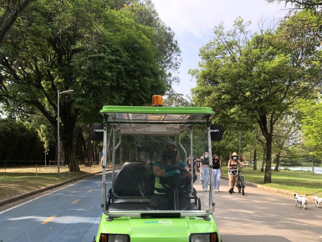Em carrinhos elétricos, visitantes podem conhecer a história e curiosidades do Parque do Ibirapuera / Divulgação