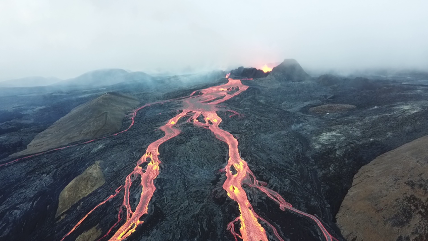 Caminho de lava deixada pelo vulcão Fagradalsfjall em erupção de 2021 / Wikimedia Commons