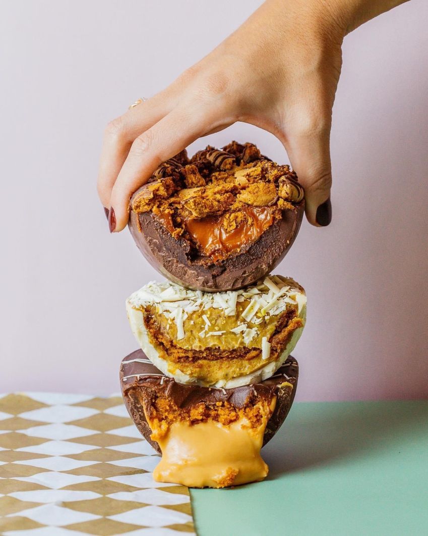 Ovos de colher da confeiteira Isabela Akkari nos sabores nana, alfajor com pistache e palha italiana / Reprodução site