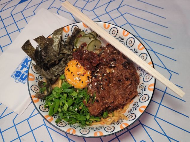 Macarronada katz-su coberta por gema de ovo curada, ragu de costela ligeiramente picante, cebolinha, alga nori, picles e gergelim / Fabio Wright