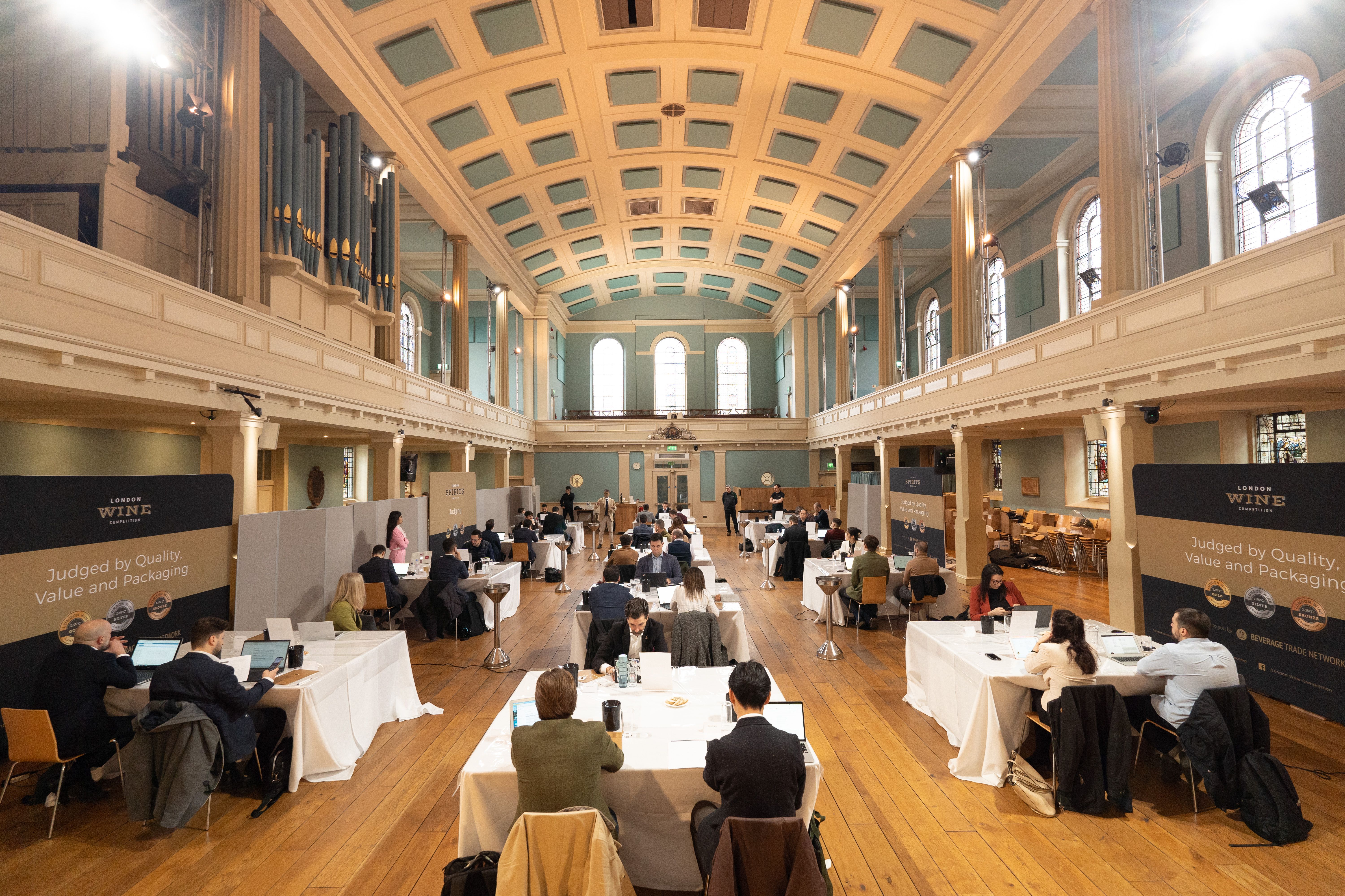 Painel de juízes experimentam e julgam destilados do mundo inteiro no 2023 London Spirits Competition / Divulgação