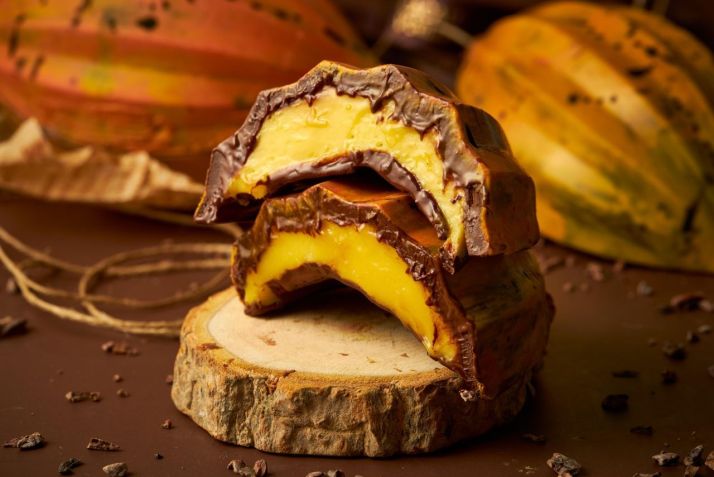 Ovo 'O Cacau', que no ano passado já fez sucesso, é feito com com trufa e geleia de maracujá e sua apresentação remete ao fruto • Divulgação